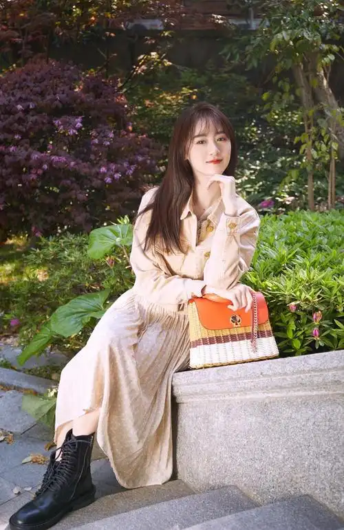 袁冰妍诠释新港风!一袭简约黑裙优雅又大方,微卷长发美翻全场