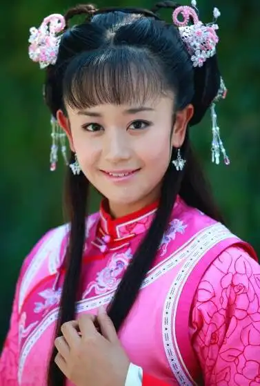 中饰演女一号丹丹而崭露头角;2011年出演电视剧《新还珠格格》中紫薇