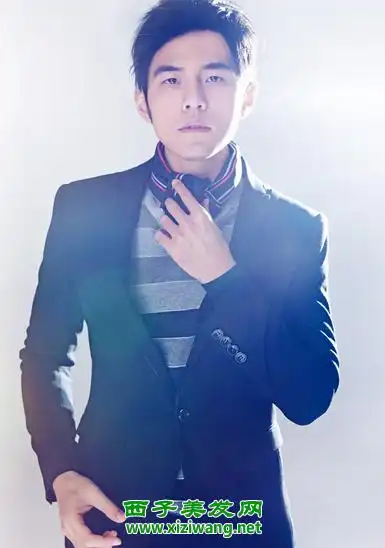 周杰伦三七分发型造型示范男生三七分发型打理