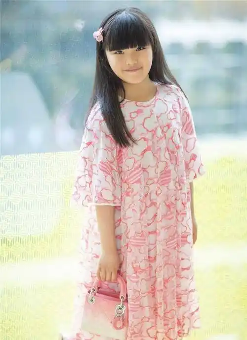 王诗龄漂亮成功,梳拳击辫,练花式跳绳,堪称整容般长大,锥子脸瘦到认不