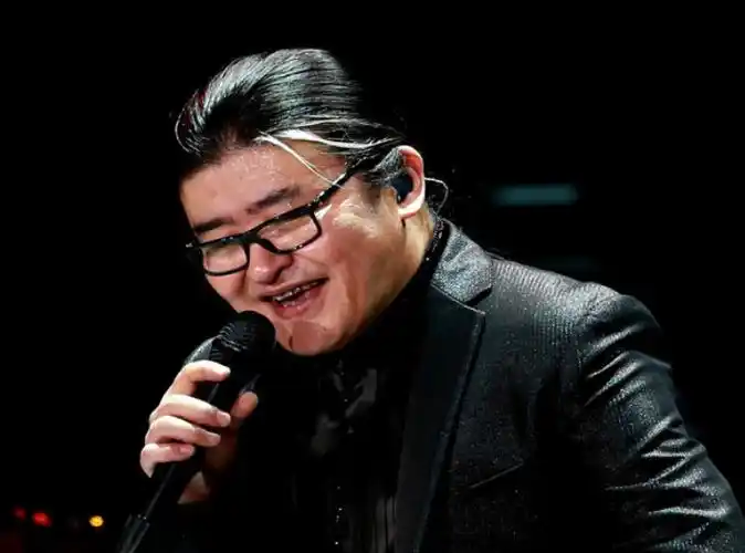 回顾歌手刘欢嗜酒如命身患不死癌症年仅60满头白发