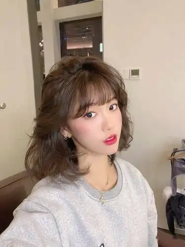 2021冬天你就差一款"慵懒法式蛋卷烫"_发型