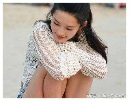 李沁的身材有多撩?看她蹲在沙滩上的样子,网友:太美