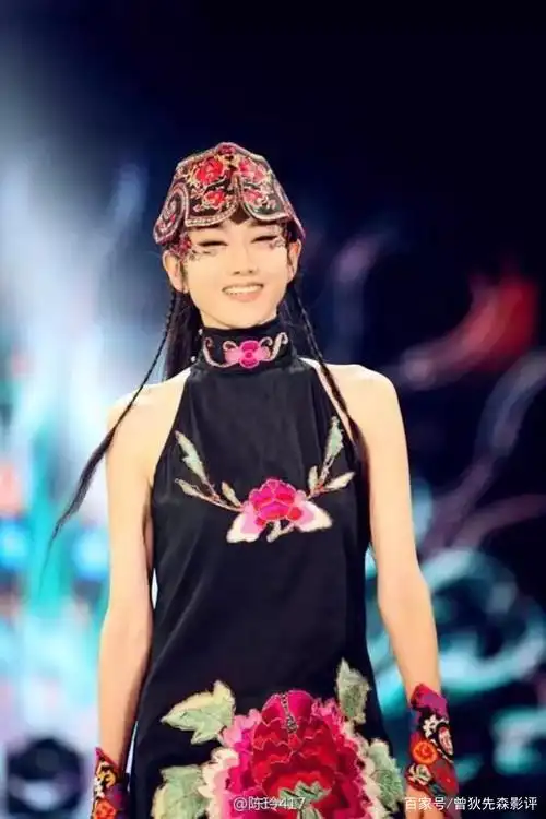 63岁杨丽萍,五官精致明媚动人,身材保持30年