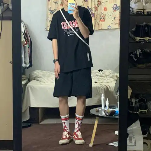 172男生穿搭黑红色搭配真的太亮眼了