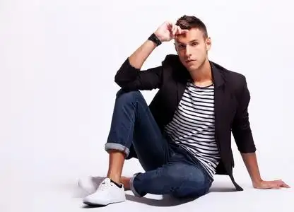 模特坐着图片-模特坐着素材-模特坐着插画-摄图新视界