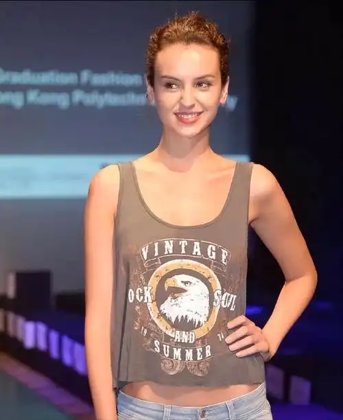 那时的章子怡刚刚出道没多久,而霍启山则是年轻有为的世家公子.