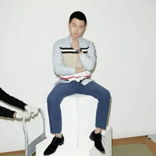 佟大为,一头清爽的短发,精简又干练.