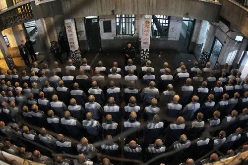 四川川南监狱整体搬迁150名武警全程押解