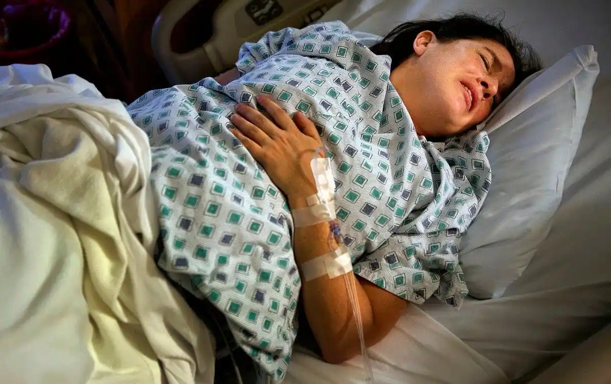 开到五指的时候很多准妈妈已经没有办法忍受了,她们开始大叫,有的产妇