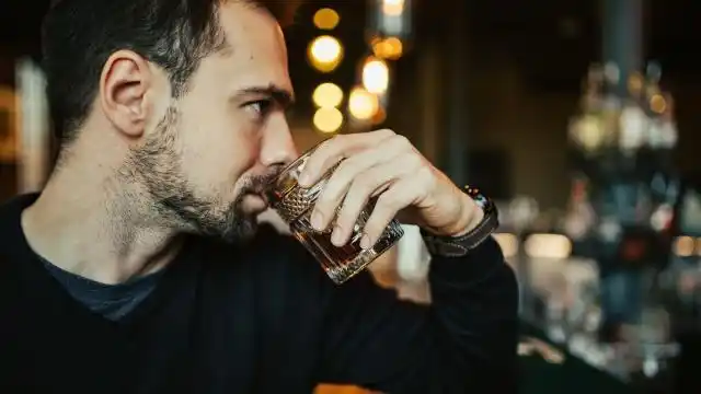 一个人在酒吧喝酒的图片