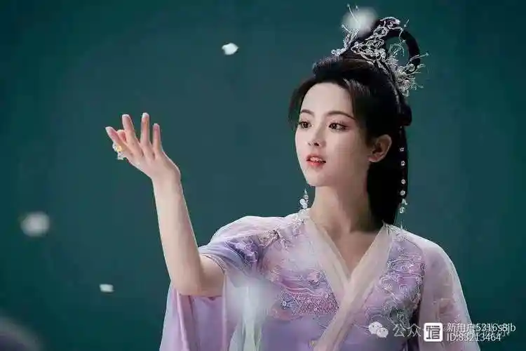 因为参加《创造101》选秀而成名,并且成为了火箭少女101的成员之一