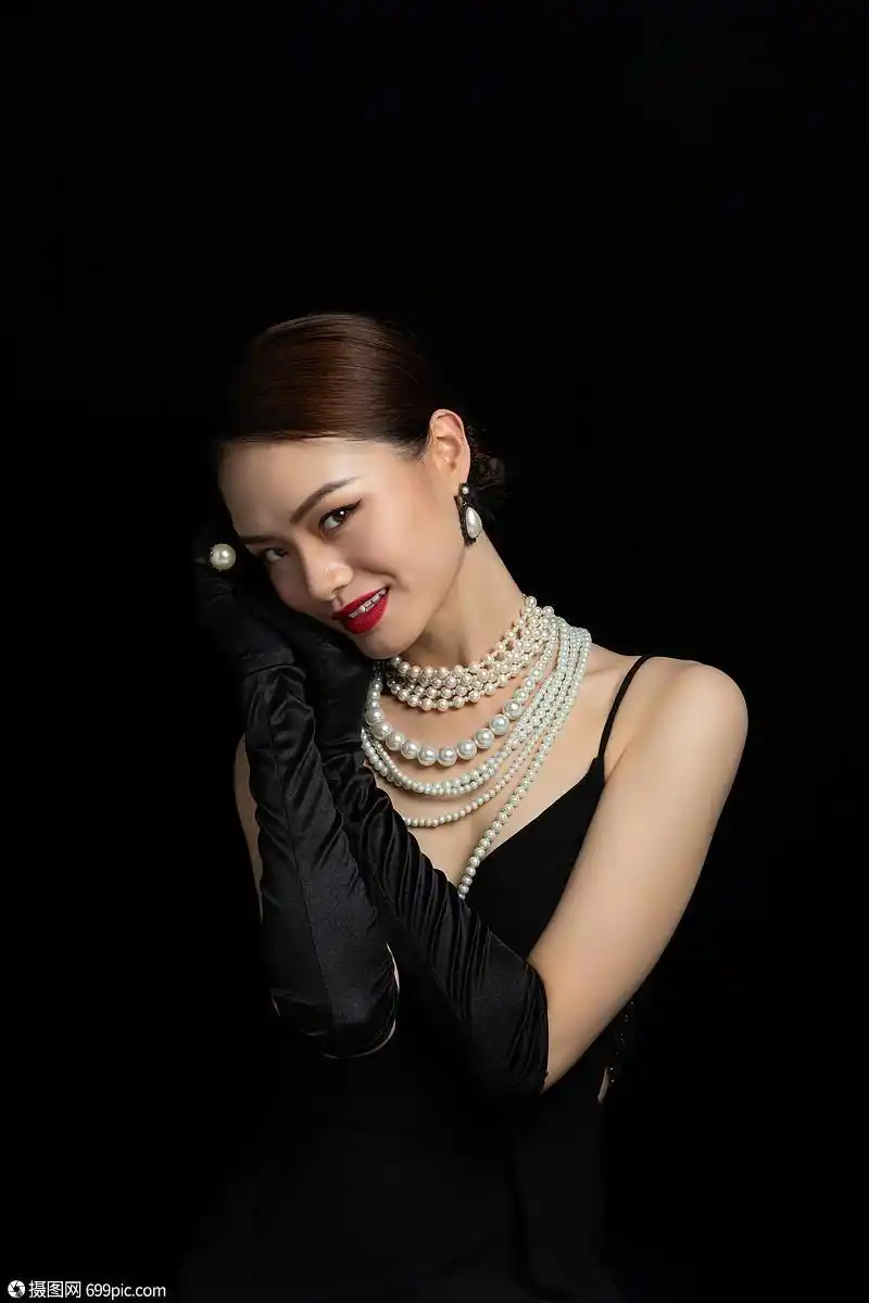 美女带着项链珠宝耳饰