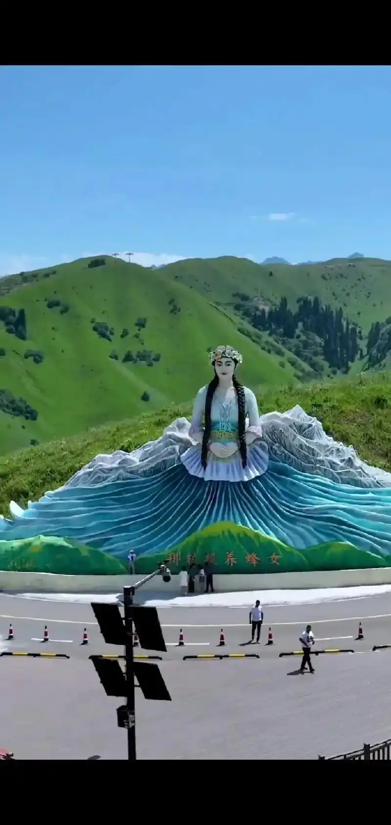新疆那拉提养蜂女的雕像,矗立在那拉提草原上,成为一道美丽的风 - 抖