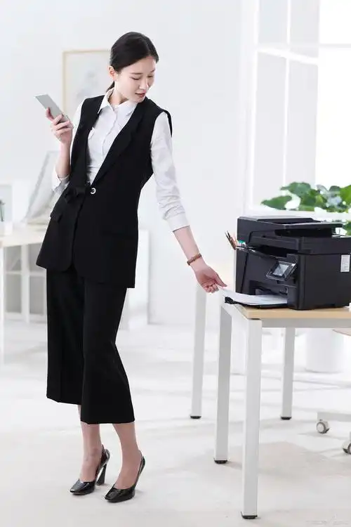 时尚规则改写!40岁女性如何展现自信与魅力?