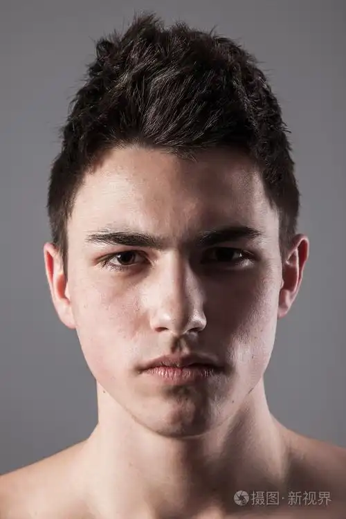 一个年轻男子张英俊的脸
