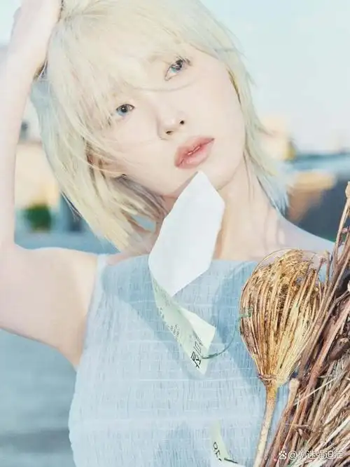 金发碧眼的iu回归,新专辑主题照曝光,眼神如史诗般深邃