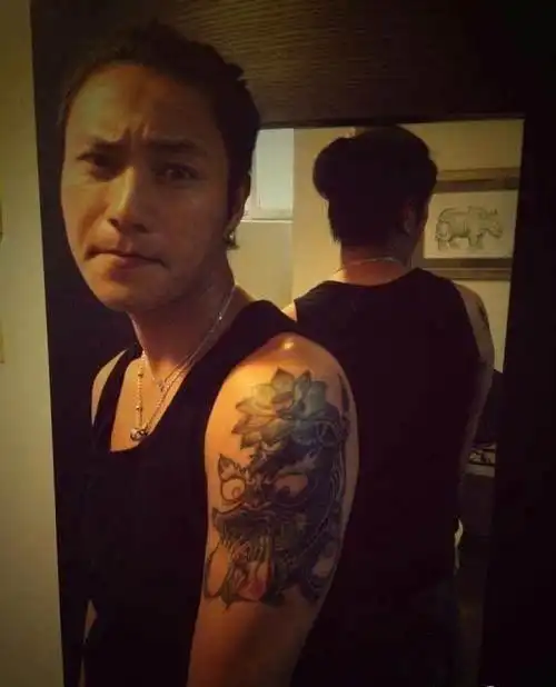 欧豪小腿上的纹身显得特别精致,色彩斑斓的感觉,但是我还是喜欢他的腿