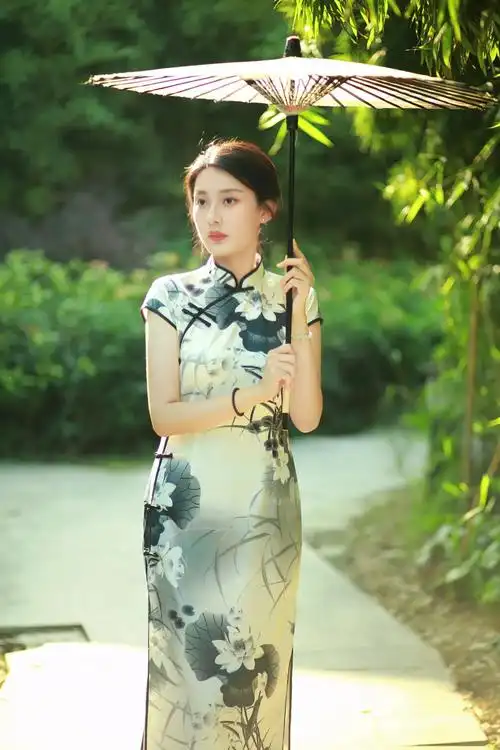 "往前走 朝着光的方向"#国风古韵 #旗袍穿出氛围感 #东方 - 抖音