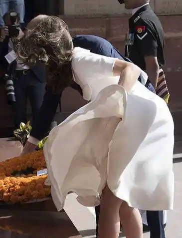 凯特王妃上演"梦露时刻" 遇大风裙子被吹起