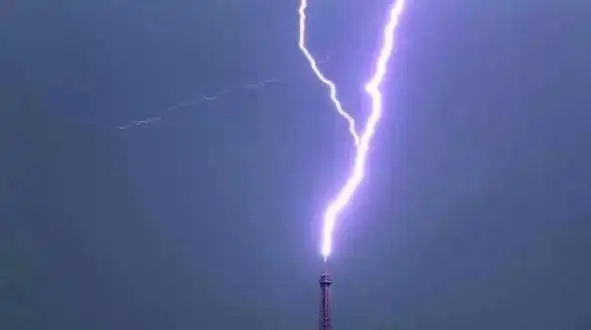 中科院人工引雷震撼场面,金色光柱形似定海神针