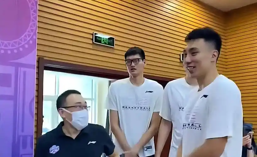 天津队内线新援高世鳌目前青岛队已经失去了两名本土内线球员了