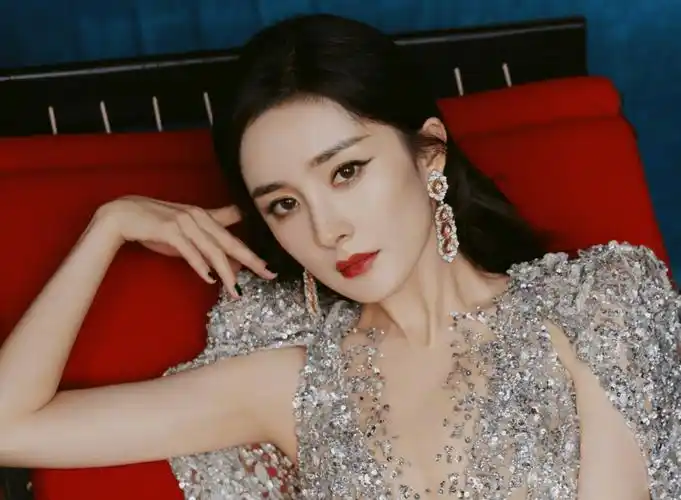 杨幂28岁旧照曝光,金色镂空礼服配公主盘发气质灵动,7年后变时尚时尚