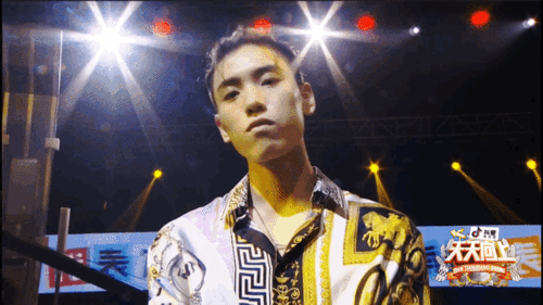 面对两位舞力十足决战紫禁之巅的年轻人王子异,王一博