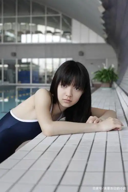 日本女星逢泽莉娜,清新简约连体泳衣写真,魅力四射!