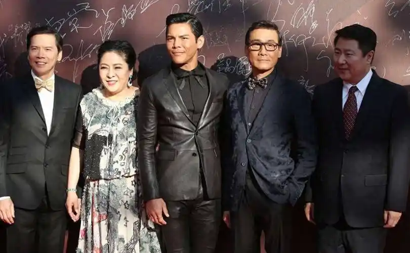 向华强:叱咤娱乐圈黑白两道,年收入1300亿,如今资产竟富可敌国_豪宅