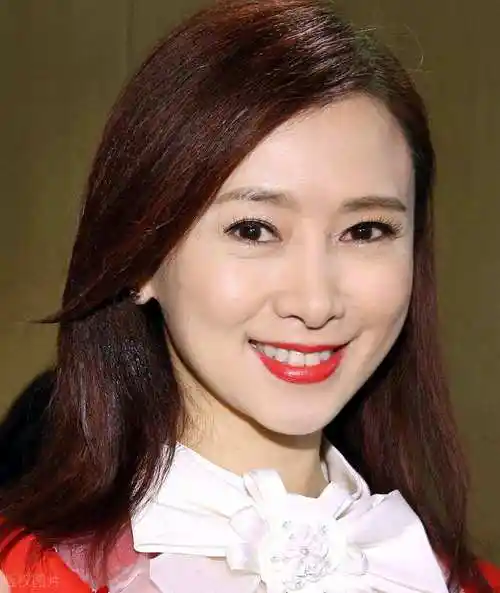 和一般的家境贫穷走上娱乐圈的女星们不同,翁虹的教授家境很好,甚至