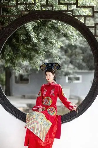 典型的清朝服饰,红色设计显示娇嫩,美艳,小巧.