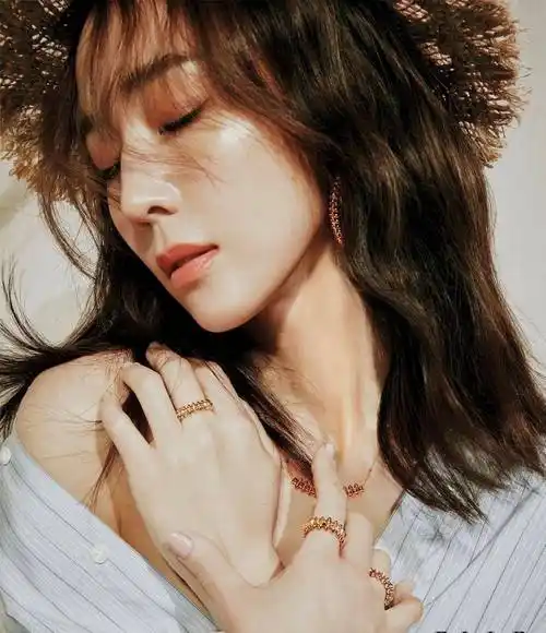 原创张钧甯荣登elle四月刊封面波浪卷发配假日穿搭尽显优雅气