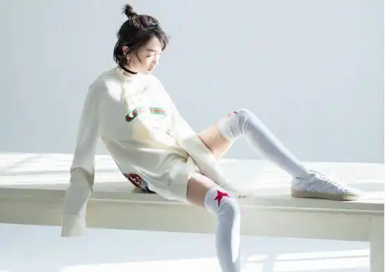 周冬雨穿黑色短裤显腿长,气质清纯,活泼惹人爱_衣服_小个子_女生