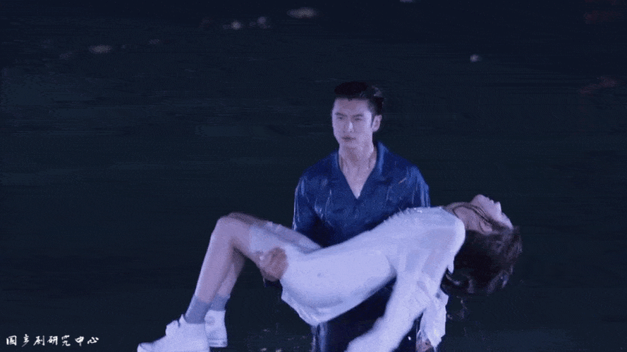 除了民国剧,本橘不相信还有人没有看过这段教科书式的公主抱!