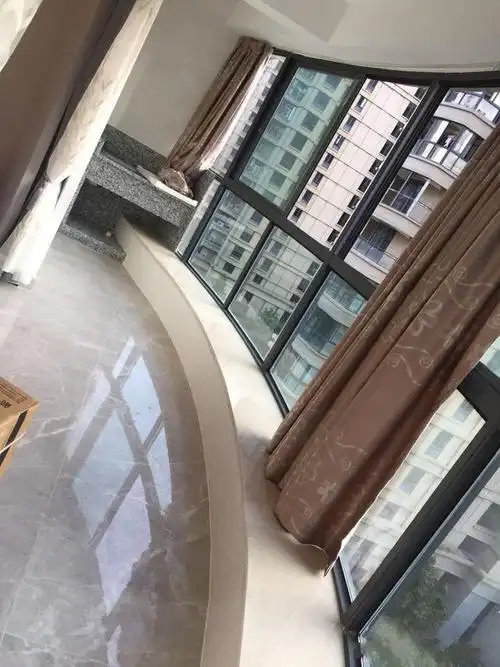 弧形阳台,有承重梁,占了不少空间,不过可以把这个当成养花的台面,摆一