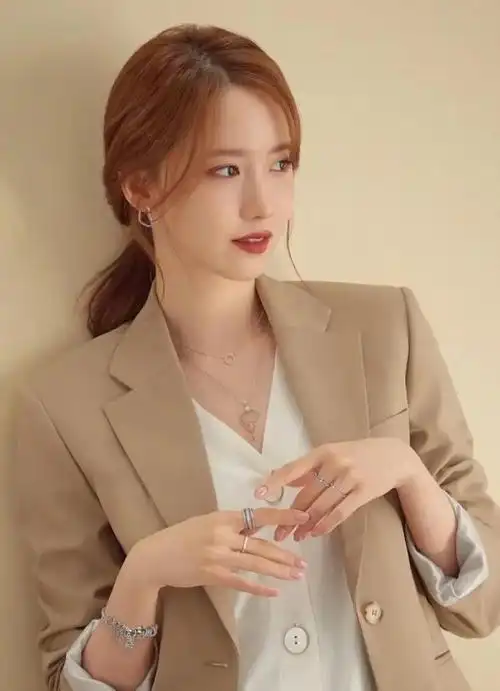 韩国美女艺人林允儿