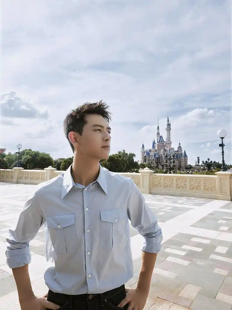 李现迪士尼大片帅气怼脸拍 穿清新蓝衬衫出镜如童话王子_凤凰网娱乐