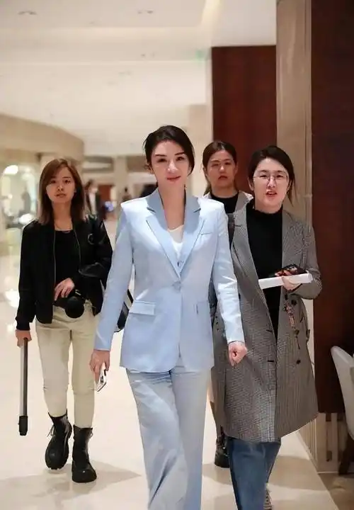 黄奕与黄圣依同框,看坐姿就知道谁有钱了,不过两个人的颜色清新都好看