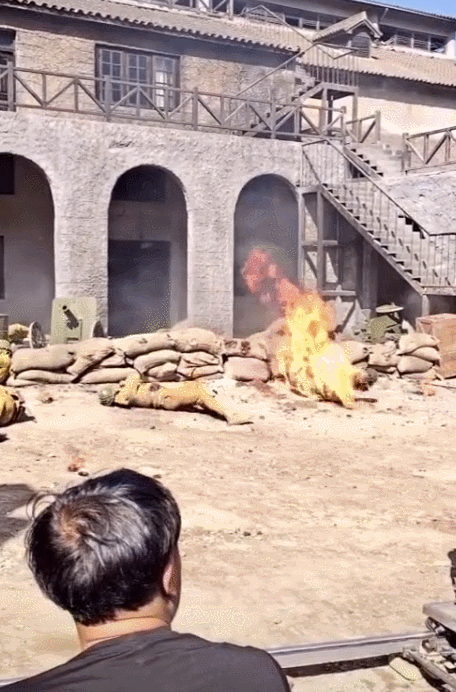 网友所说,大火烧身的效果明明可以用特效做出,剧组偏偏要用真火烧活人