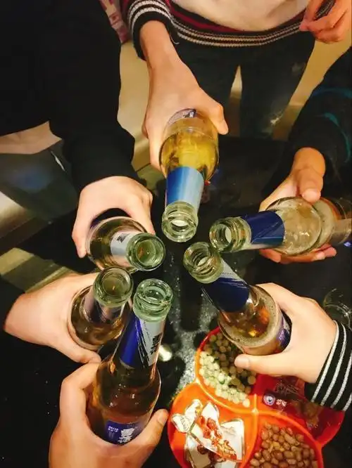 女子ktv唱歌,喝醉之后竟强吻服务员,真是太尴尬了!