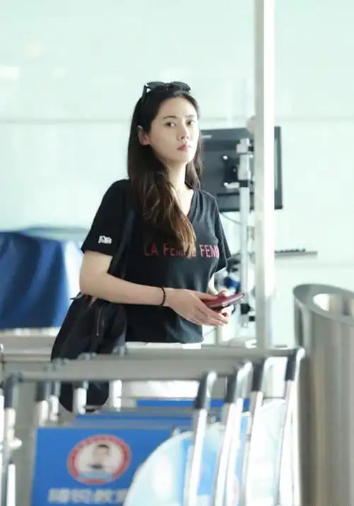 近日,38岁秋瓷炫现身机场,皮肤白皙似18岁少女!女神范十足