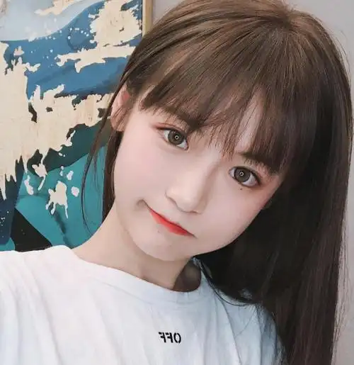 这样厚重整齐的刘海相信是很多女生在中学时代的黑历史,那时候的"非