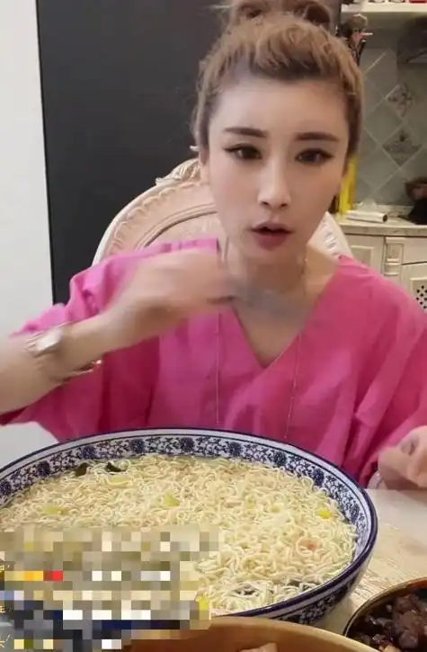 大胃王胡桐桐一开始在自助餐厅直播了三个小时,吃了一大桌子的食物,本