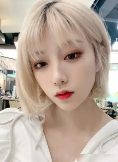 女主播咬米晒长发照看她一头黄色假发的形象粉丝撞脸苓妹了