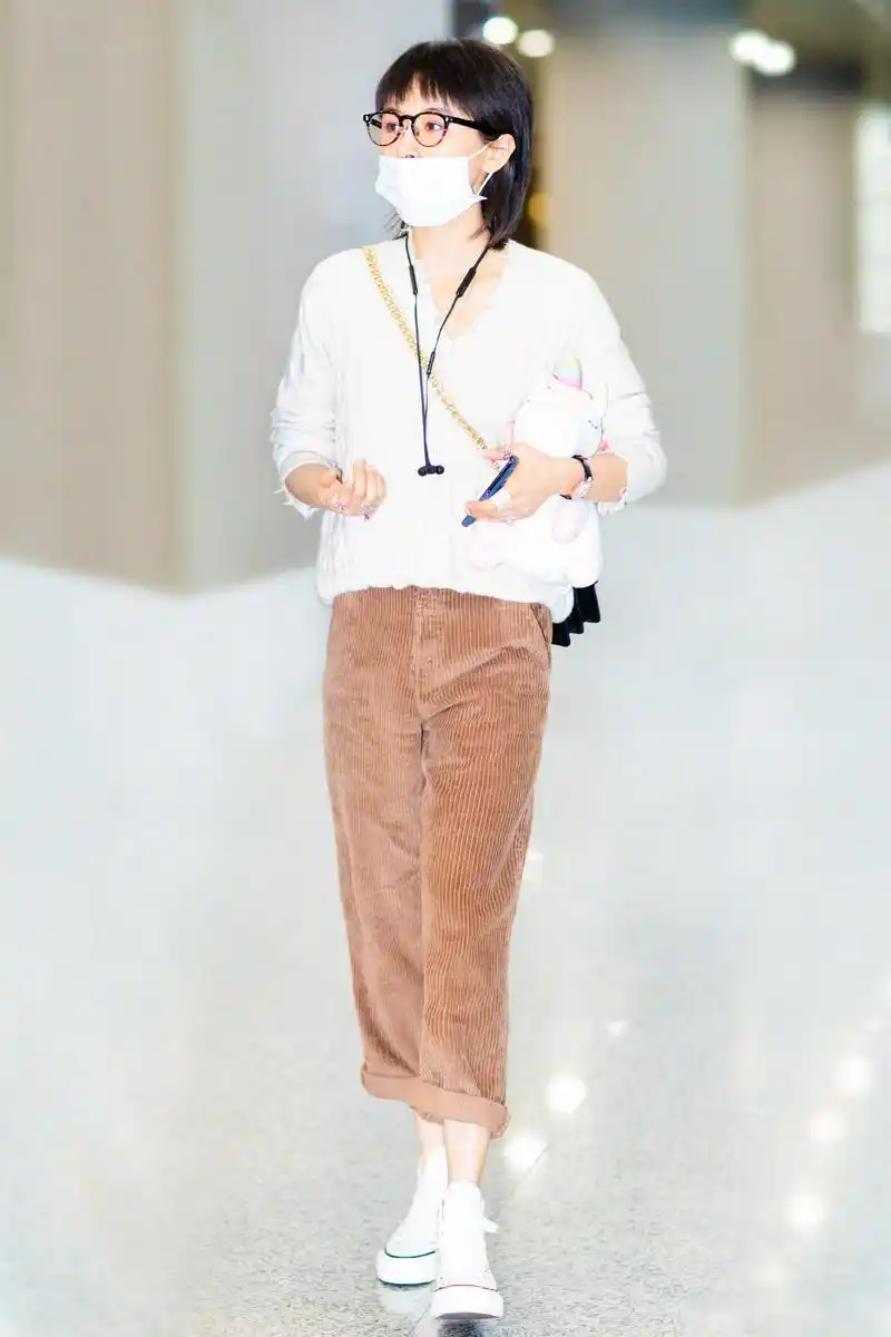 王子文再展秋日时髦穿搭秘诀,一身早秋时尚搭配复古又前卫,针织上衣搭