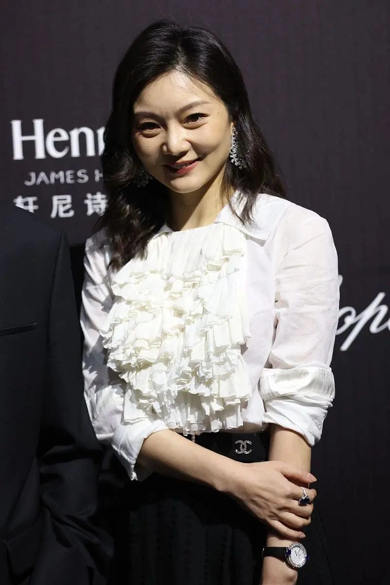 张艺谋娇妻陈婷真会穿,一袭蓝色连衣裙优雅知性,端庄稳重