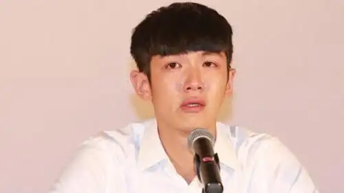 柯震东哭诉这几年真的很累脸肿气质油腻认不出旁边林依晨秃成这样