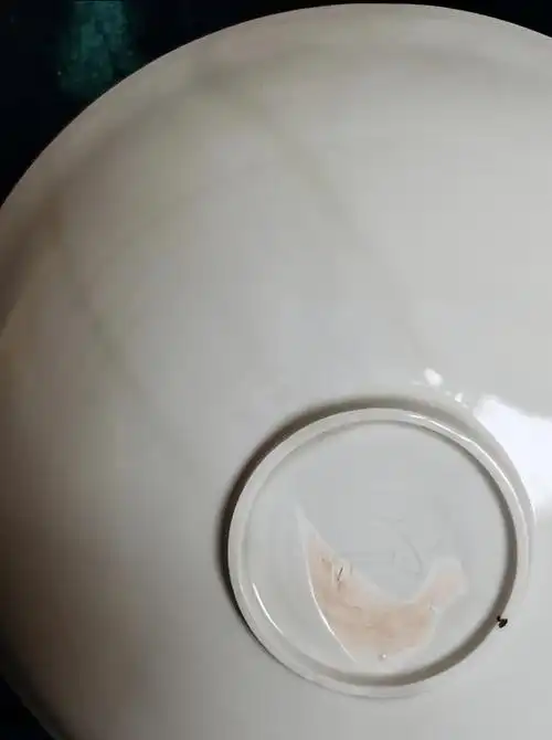 四:竹丝刷痕在定窑碗,盘类器物的外壁,常常可看见细密如竹丝的划痕