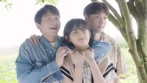 向往的生活5彭昱畅张子枫张艺兴三兄妹春日写真青春气息溢出屏幕